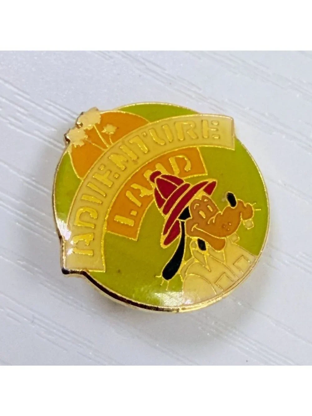 Walt Disney Adventureland Goofy Pin Safari Hat Gold Tone Pinback Enamel